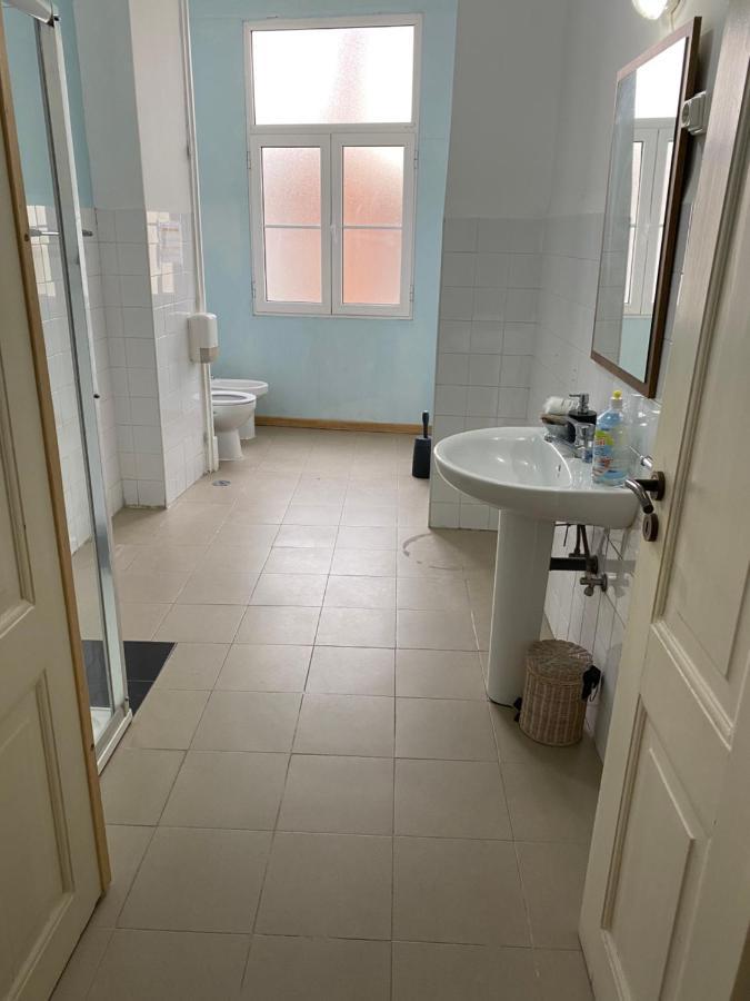 Artdeco Chiado 4 - Large Comfortable Double Room With Shared Bathroom Lissabon Buitenkant foto